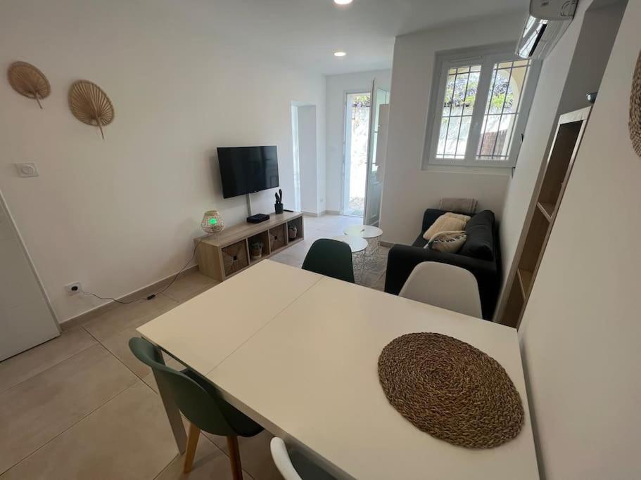 La Glycine - Parking Gratuit - Ac Clim - Cour Prive - Apartment Villeneuve-les-Avignon Exterior photo